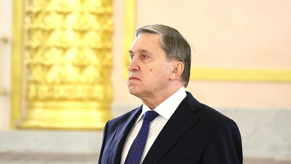 Помощник российского руководителя заявил, что прекращение боевых действий невозможно без вывода украинских войск из Донбасса. При этом отмечают активные телефонные контакты со США; вопрос встречи лидеров возможен лишь после достижения окончательных договорённостей.