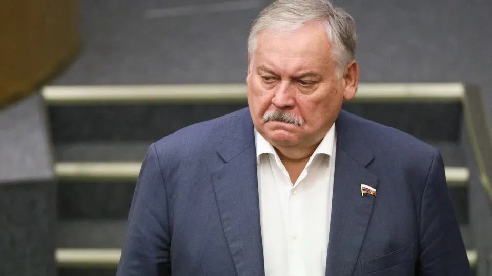 Первый зампред комитета Госдумы Константин Затулин обвинил Латвию и Эстонию в нарушении обещаний при распаде СССР и в углублении русофобии. Его слова прозвучали на фоне законопроекта, позволяющего применять вооружённые силы для защиты россиян за границей, а западные разведки и аналитики фиксируют признаки подготовки и наращивания потенциала в России.
