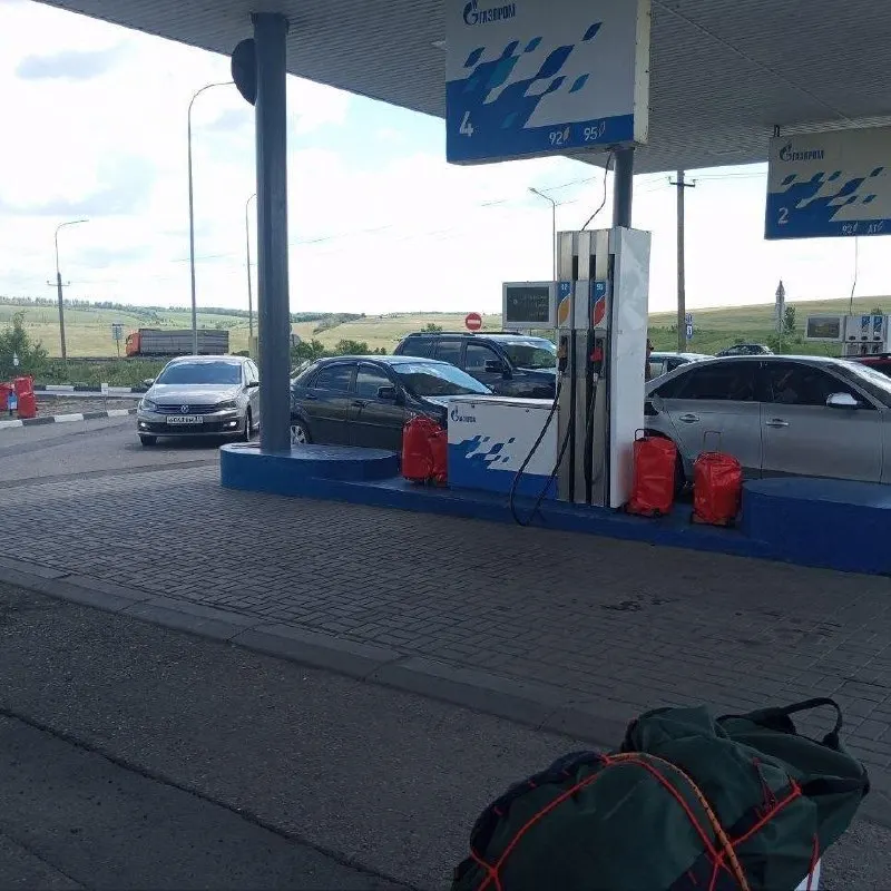 Жители Белгородской области и города Белгорода сообщают о скоплениях людей на автозаправках после утреннего удара. Региональные ресурсы призывают не создавать ажиотаж и не запасаться топливом.