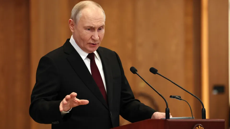 Президент заявил, что в случае пусков беспилотников по целям в России с европейской территории Москва нанесёт ответный удар. Спецслужбы указывали на возможные точки запусков в Латвии, страны Балтии это отвергают.