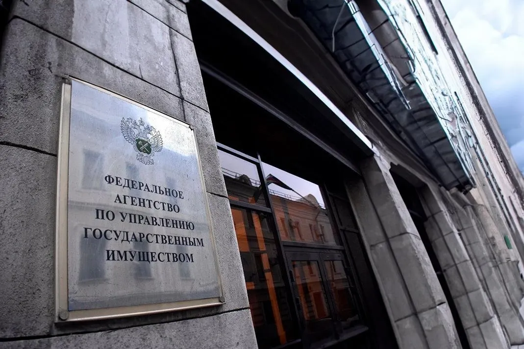 Депутаты отменили ценовой порог и полугодовую паузу между торгами: теперь любое изъятое у коррупционеров жильё можно выставлять на продажу. Правительство получит право вести реестр оценщиков, а также ужесточаются требования к организаторам торгов; для религиозной собственности отменили срок давности при оспаривании приватизации.