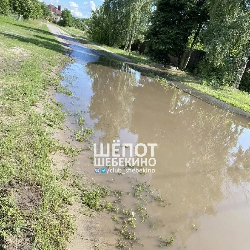 По сообщению местных жителей, ударные БПЛА в течение двух дней повредили плотину в Шебекинском округе Белгородской области. Вода проходит через сооружение, в сёлах ниже по течению отмечают подтопления; официальных комментариев пока нет.