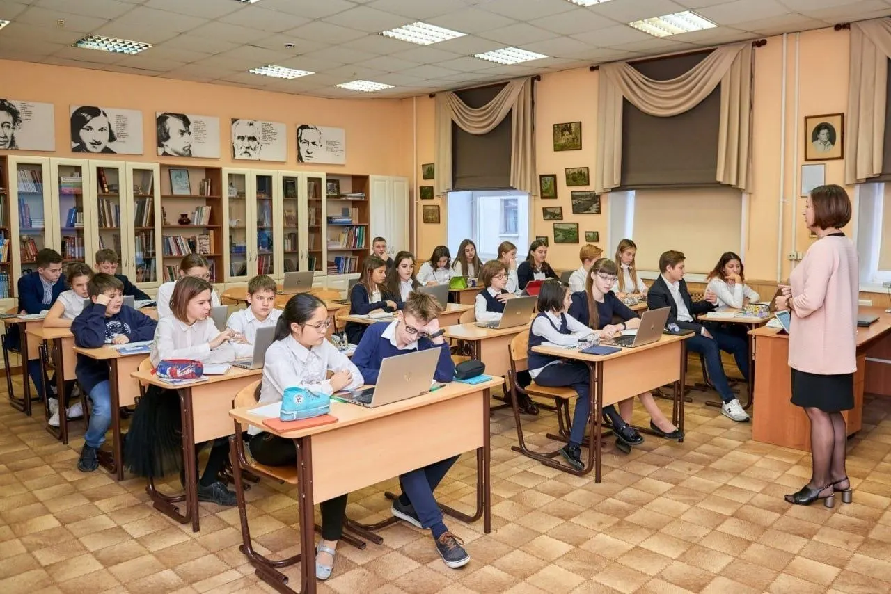 Указ закрепляет особый статус профессии, гарантирует наставничество для начинающих, бесплатный доступ к государственным электронным образовательным ресурсам, бесплатную юридическую помощь и присвоение звания «Ветеран труда» при стаже от 25 лет.