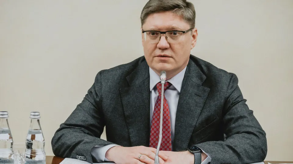 Зампред фракции «Единая Россия» связал дефицит топлива с ударами по нефтеперерабатывающим мощностям и пообещал скорое восстановление производства; тем временем переработка нефти резко сократилась, а регионы ввели ограничения на продажу бензина.
