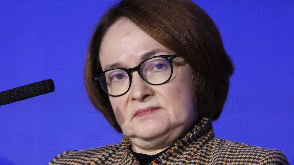 На межбанковском рынке начали учитывать разворот монетарной политики: процентные свопы и однодневные кредиты торгуются выше текущей ключевой ставки, а ускорение топливной инфляции усиливает риски повышения ставки в ближайшие 1–2 года.