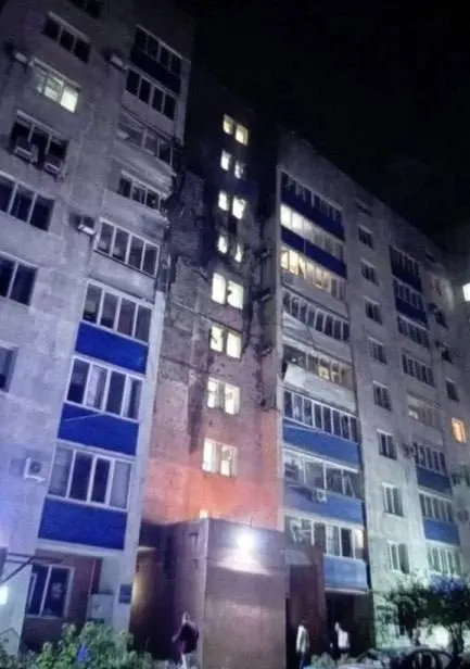 За ночь уничтожено 516 дронов над регионами России; поврежден порт Усть-Луга и жилой дом в Новокуйбышевске. Зафиксированы атаки в Самарской и Белгородской областях; есть погибшие и раненые.