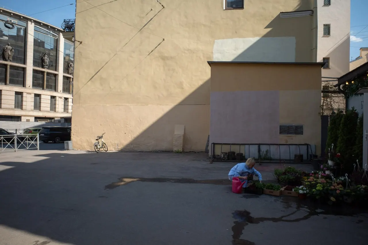 В Петербурге отменили фестиваль «Синие ночи», в Смольном запланировали благоустройство сквера за 47,4 млн рублей, а в международной хронике — падение беспилотника в озеро и рост числа жертв после удара по населённому пункту на востоке.