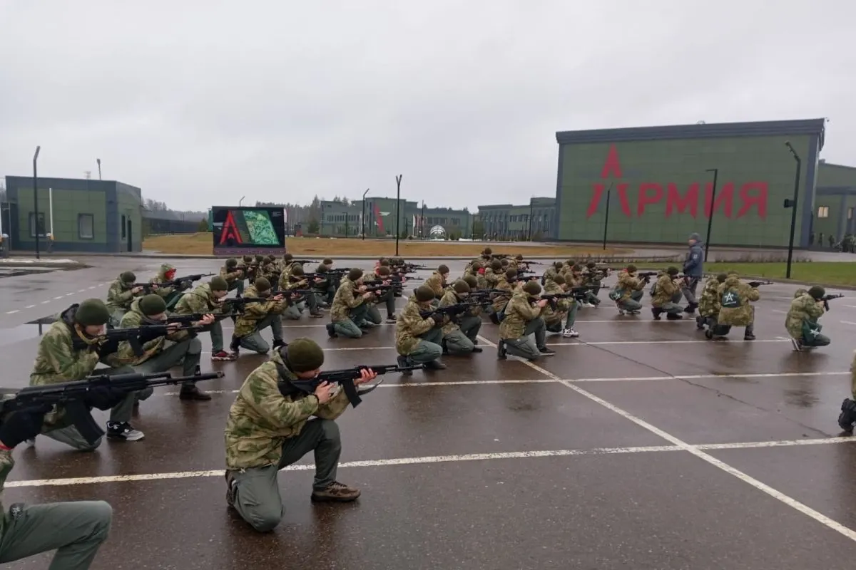 За последние пять лет бюджеты направили минимум 50 млрд рублей на создание и содержание центров «Авангард» и «Воин», где проходят обязательные военные сборы для школьников. Планируется расширение сети.