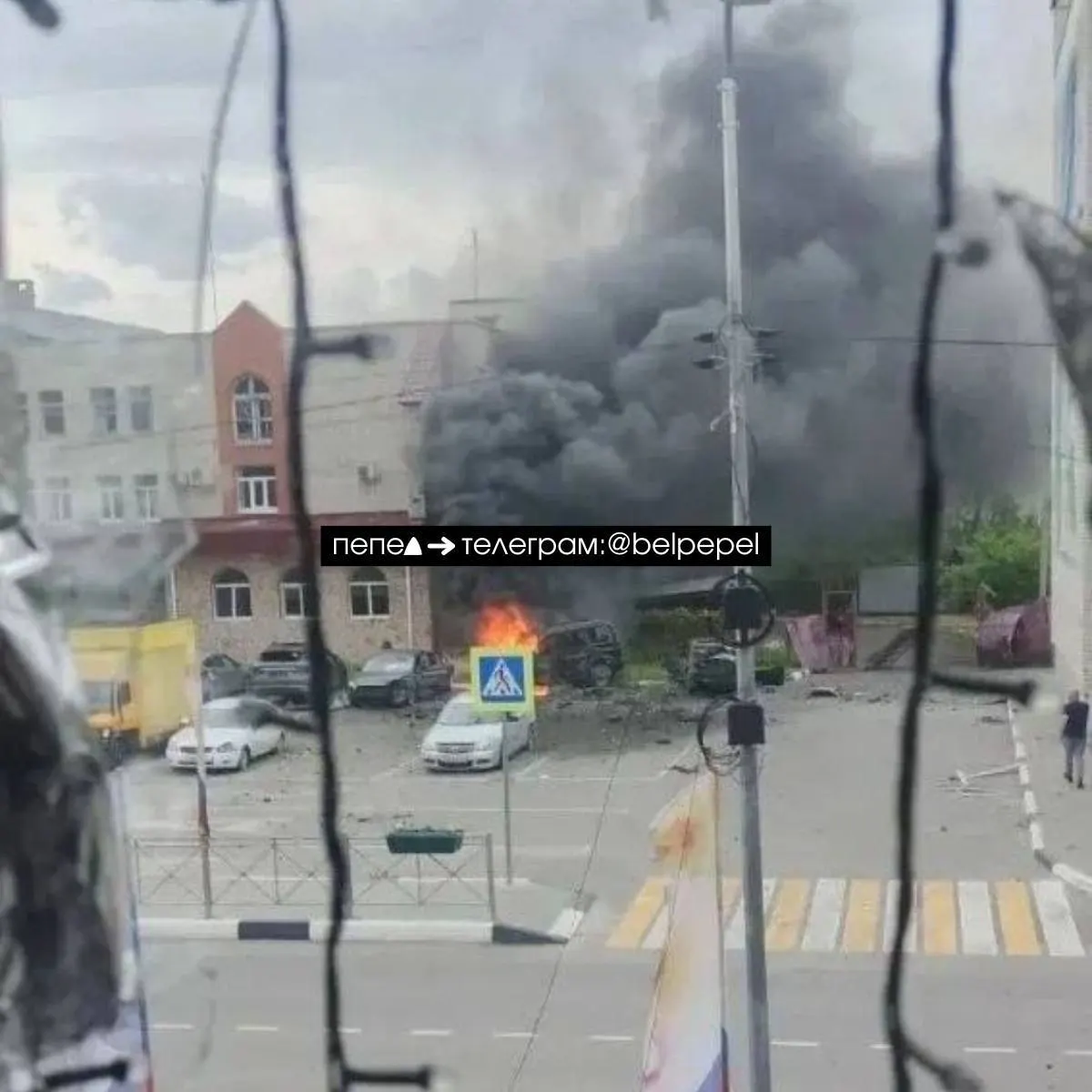 В Борисовке в результате обстрела из реактивной системы залпового огня загорелись несколько автомобилей, информация о пострадавших уточняется.