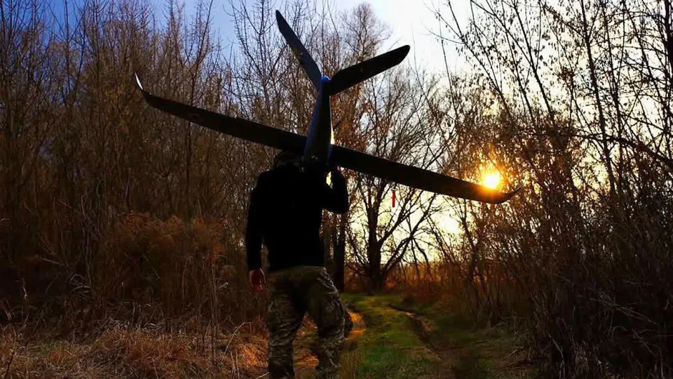 Рост производства и совершенствование беспилотников позволили Украине в апреле уничтожить вдвое больше систем ПВО и радаров, чем несколько месяцев назад. Это создаёт «дыры» в противовоздушной обороне, угрожая снабжению войск и критической инфраструктуре.