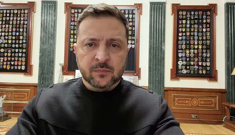 По словам президента Украины, разведка, в том числе с помощью американских и европейских партнёров, зафиксировала признаки подготовки комбинированного удара с применением «Орешника». Граждан призвали реагировать на сигналы тревоги и пользоваться укрытиями.