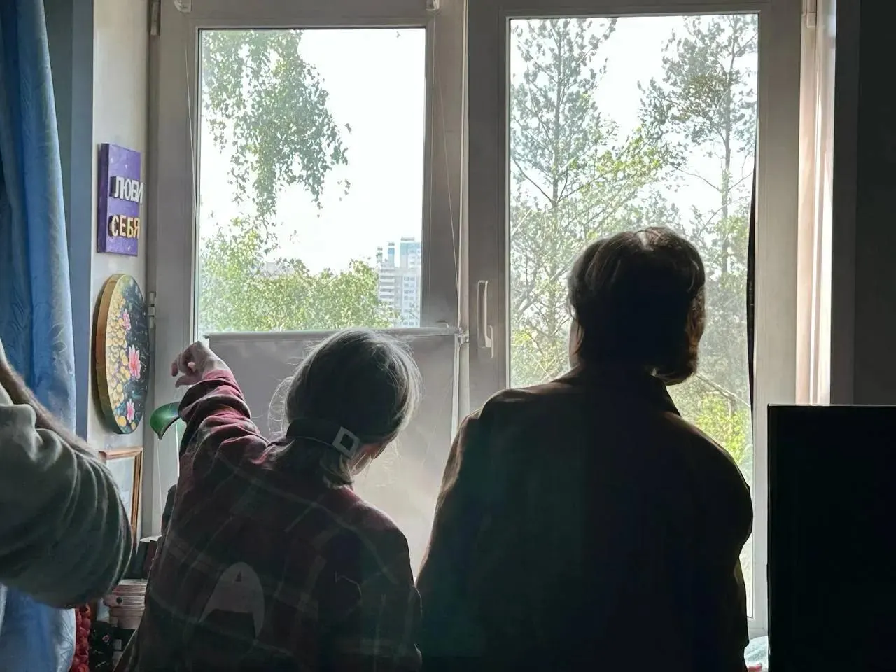 Ночью зафиксировали серию атак беспилотников: в Химках дрон врезался в частный дом — есть погибшая и пострадавшие, также были попадания в многоквартирные дома и обломки у Шереметьево. По стране сообщили о 555 сбитых БПЛА.