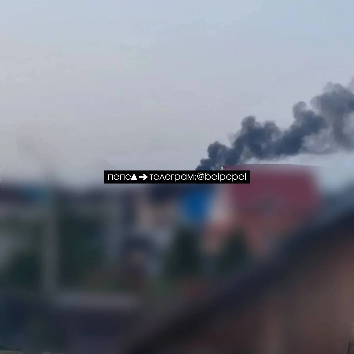 В поселке Маслова Пристань в Белгородской области от попадания беспилотника горят несколько грузовых автомобилей; информация уточняется.