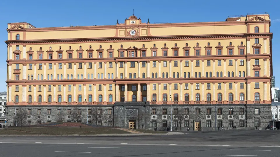 Руководитель Погранслужбы ФСБ заявил о возведённых заграждениях, ограничениях на пересечение границы и росте провокаций со стороны Финляндии и Эстонии; Москва фиксирует обострение на западных рубежах и усиливает группировку.