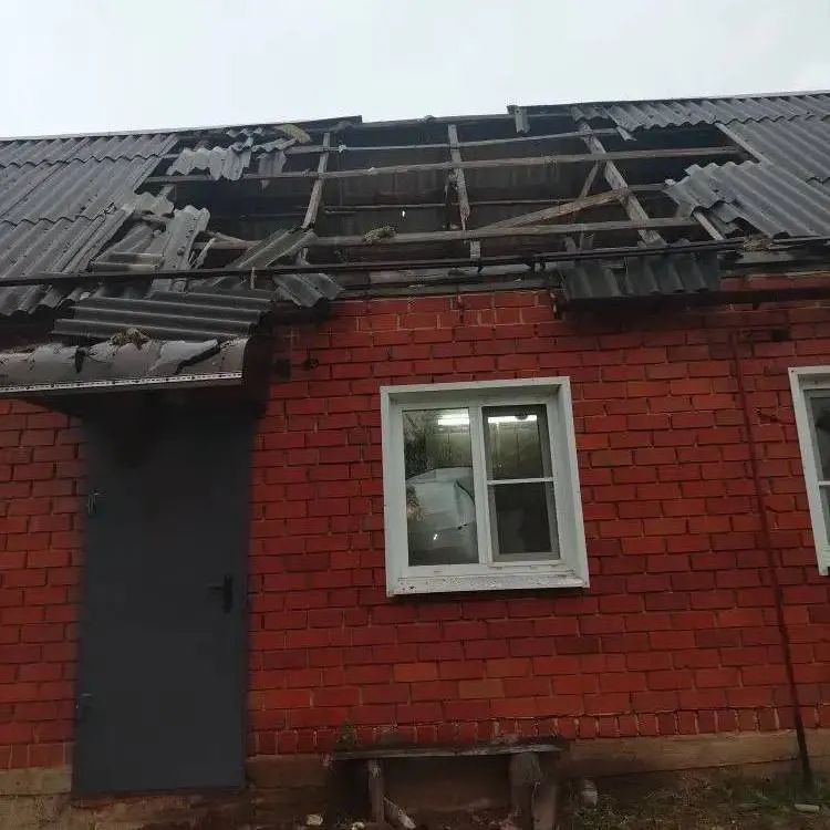 В результате ударов БПЛА в нескольких районах Белгородской области повреждены дома и автомобили, трое человек получили ранения.