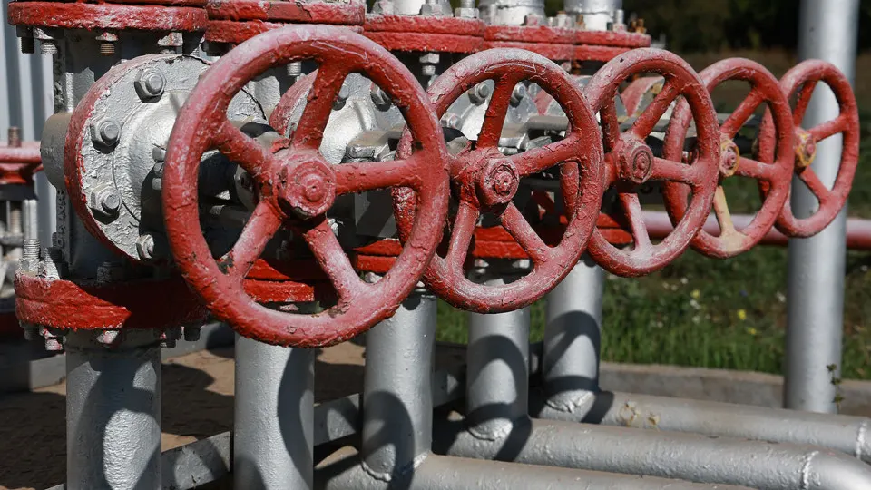 В апреле производство нефти сократилось до 8,83 млн баррелей в сутки. Причины — повреждения экспортной инфраструктуры и НПЗ в результате ударов дронов; это привело к падению экспорта нефтепродуктов и усугубило дефицит бюджета.