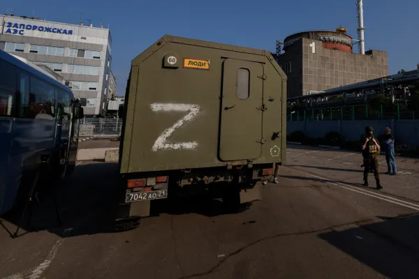 По заявлению руководства станции, в результате атаки боевого дрона образовалась дыра в стене машинного зала шестого энергоблока; основное оборудование, по данным компании, не повреждено.