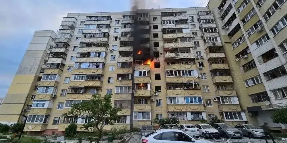 В результате ударов по Белгороду пострадали четыре человека: трое взрослых и ребёнок. Дом загорелся, пострадавшие госпитализированы. Также зафиксированы повреждения жилых домов и объектов инфраструктуры.