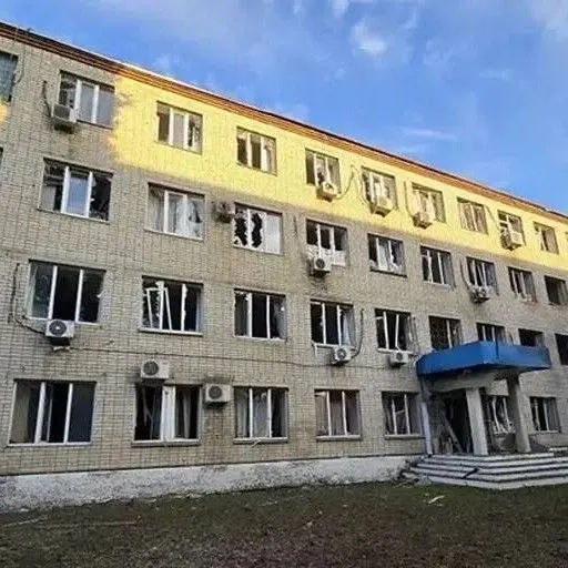 Удары в Брянской и Белгородской областях привели к гибели двух человек, ранению спасателя и значительным повреждениям жилых домов и инфраструктуры.