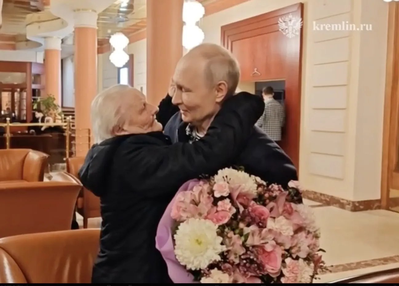Президент встретился со своей первой учительницей; во время встречи оба проявили сильные эмоции — обнимались и плакали.