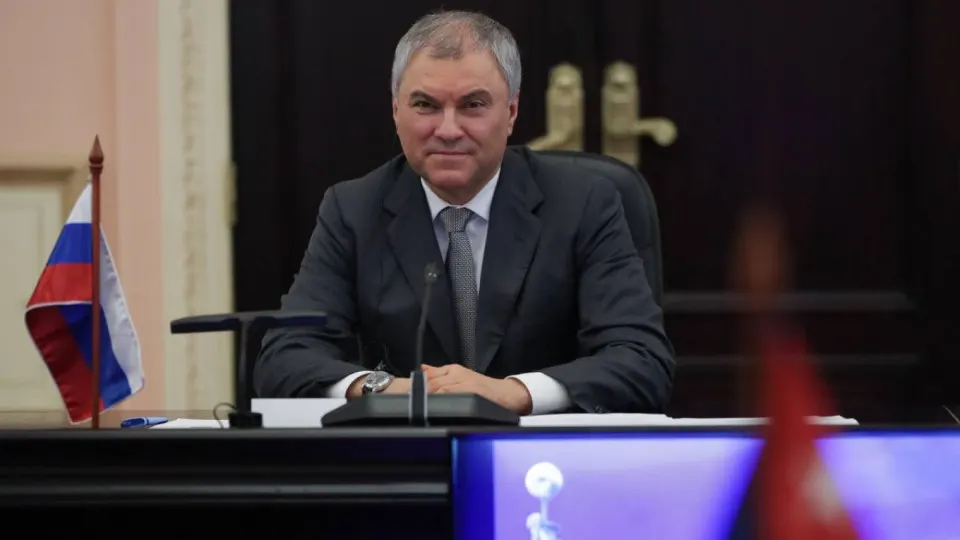 Председатель Госдумы Вячеслав Володин заявил о возможности применения бесследного оружия в ответ на удары по гражданским объектам; инцидент связан с нападением на Старобельск и последовавшими ударами по Киеву.