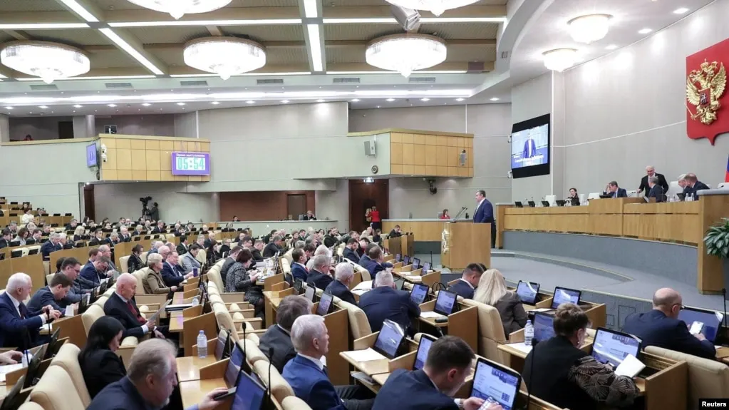 Депутаты приняли пакет поправок: запрет на социальную рекламу для «иностранных агентов», обязанность банков передавать сведения в течение трёх дней, переход части отчётности в электронный вид и ограничения авторизации через зарубежные сервисы.