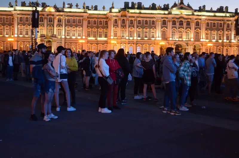 В ночь на 28 июня Санкт-Петербург соберёт около 66 тысяч выпускников на «Алые паруса». Параллельно власти расширяют приоритетные образовательные программы, а в Смоленске пройдут мероприятия в рамках Дня молодёжи.