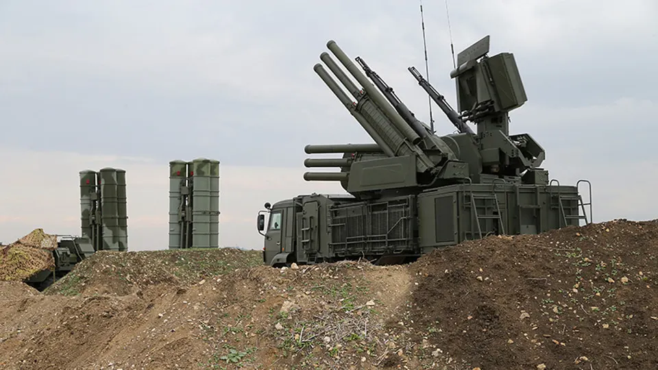 Сообщают о применении комплекса «Волна Купол Гарант», который, по данным военных экспертов, способен заглушать сигнал спутниковой связи Starlink на площади до 20 км²; одновременно в России ужесточают регулирование спутникового оборудования и развивают собственные проекты.