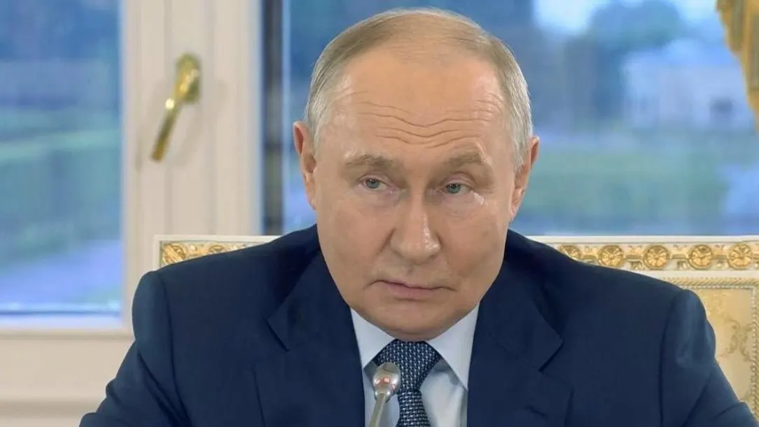 Президент заявил, что Киев внутренне не готов к миру, Россия не возражает против членства Украины в ЕС при условии, что ЕС не станет военным блоком, и готова вести переговоры с легитимным представителем. Также он отчитался о росте реальных доходов и мерах против гиперинфляции.