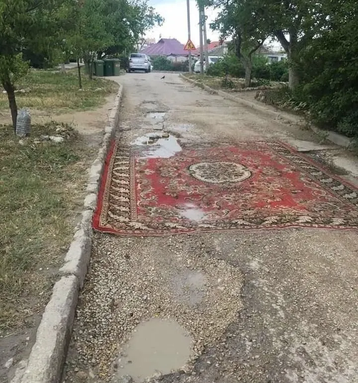 Депутатский законопроект предлагает узаконить ремонт покрытия жильцами во дворах и на местных дорогах; в правительстве инициативу не поддержали, сославшись на необходимость привлечения специалистов.