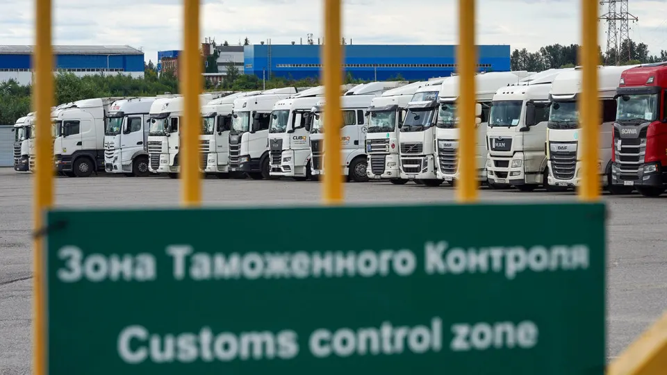 Правительство ввело переходный период по системе СПОТ, отменив обязательную предоплату НДС и акцизов на время доработки механизма. Упрощённый порядок ввоза из стран ЕАЭС продлён до конца лета.