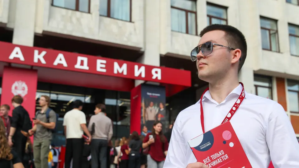 В ряде вузов разослали предложения о годичной службе в отрядах по защите неба от БПЛА: обучение, выплаты, премии за сбитые дроны и контракт с Минобороны. Параллельно идёт масштабная кампания по набору студентов в войска беспилотных систем.