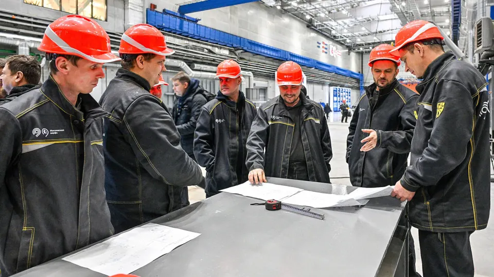 Опрос OMI показал, что более трети работающих россиян вынуждены работать сверхурочно: средняя нагрузка — 7 часов в неделю, и далеко не все получают полную компенсацию.