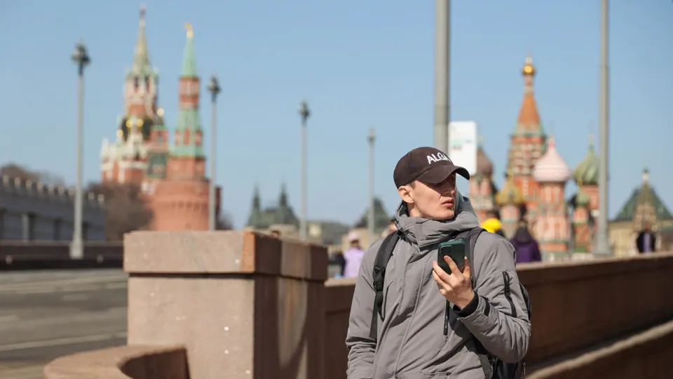Правительство планирует собрать идентификаторы мобильных устройств (IMEI) в единую систему. Операторы должны будут передавать данные и блокировать SIM‑карты устройств из базы; предполагаемая дата вступления — 1 марта 2027 года.