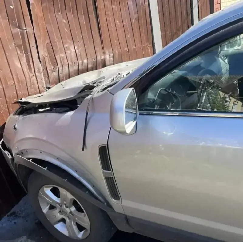 В результате атак беспилотников в разных районах Белгородской области повреждены дома, автомобили и инфраструктура. Двое мужчин получили множественные осколочные ранения.