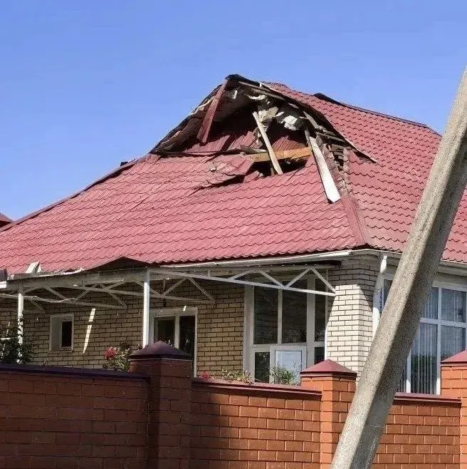 Беспилотники атаковали восемь населённых пунктов в Белгородской области. Ранения получили один мирный житель и трое бойцов; повреждены дома, автомобили и детская площадка.