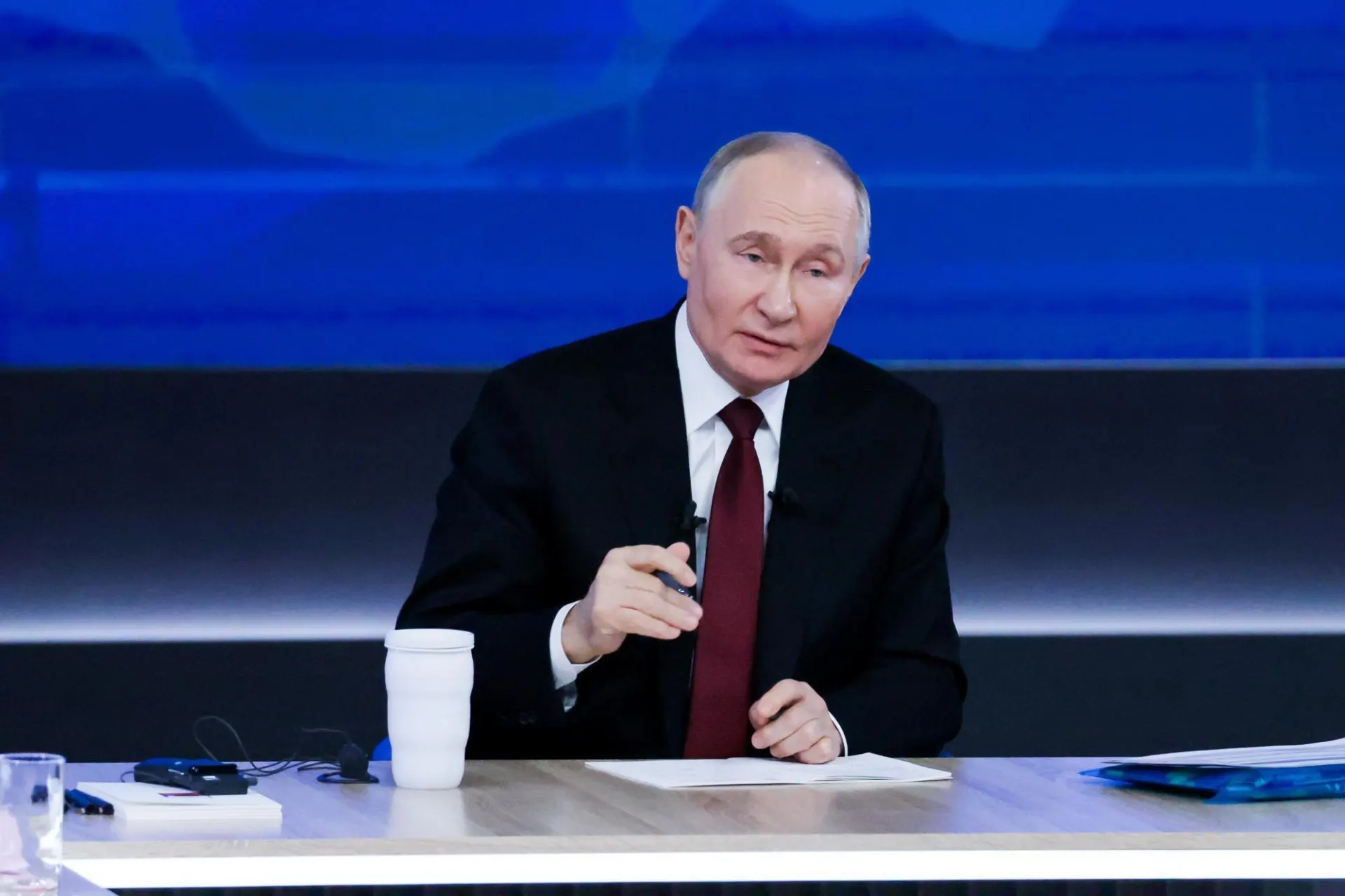 Президент объявил о планах по увеличению количества медицинских кадров и больниц и подчеркнул необходимость повышения престижа медицинских профессий.