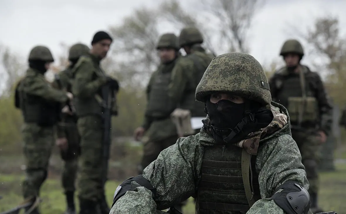 Бывшие чиновники, военные эксперты и разведки предупреждают о технологическом отставании и росте потребности в мобилизации ресурсов; окончательное решение в Кремле пока не принято.