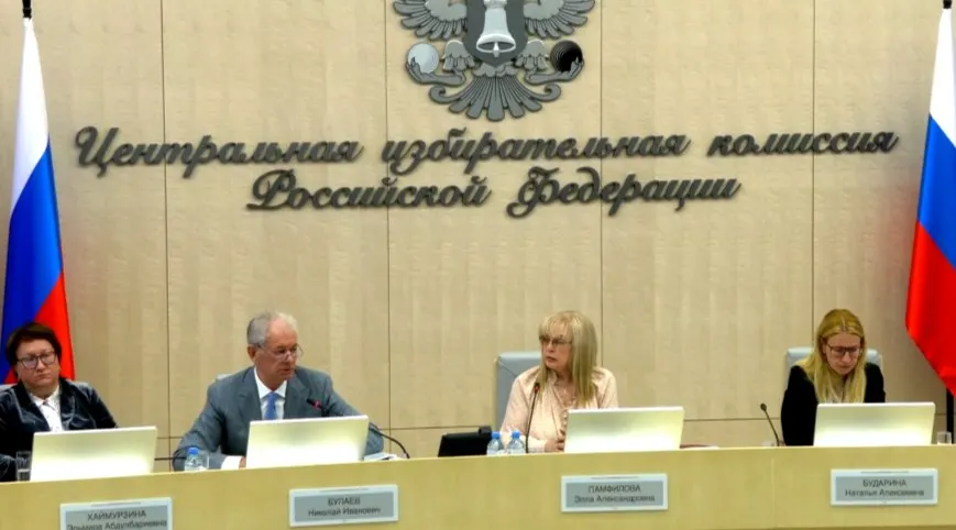 Комиссия обсудила организацию дистанционного электронного голосования, одобрила участие опытных регионов и ввела специальные процедуры для присоединённых и прифронтовых территорий; также объявлено о приглашении международных наблюдателей из четырёх африканских стран.
