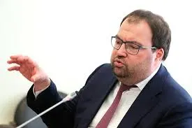 Глава Минцифры Максут Шадаев сообщил, что интеграция механизмов возрастной идентификации в онлайн‑платформы станет одной из ближайших задач ведомства; изучается опыт зарубежных сервисов.