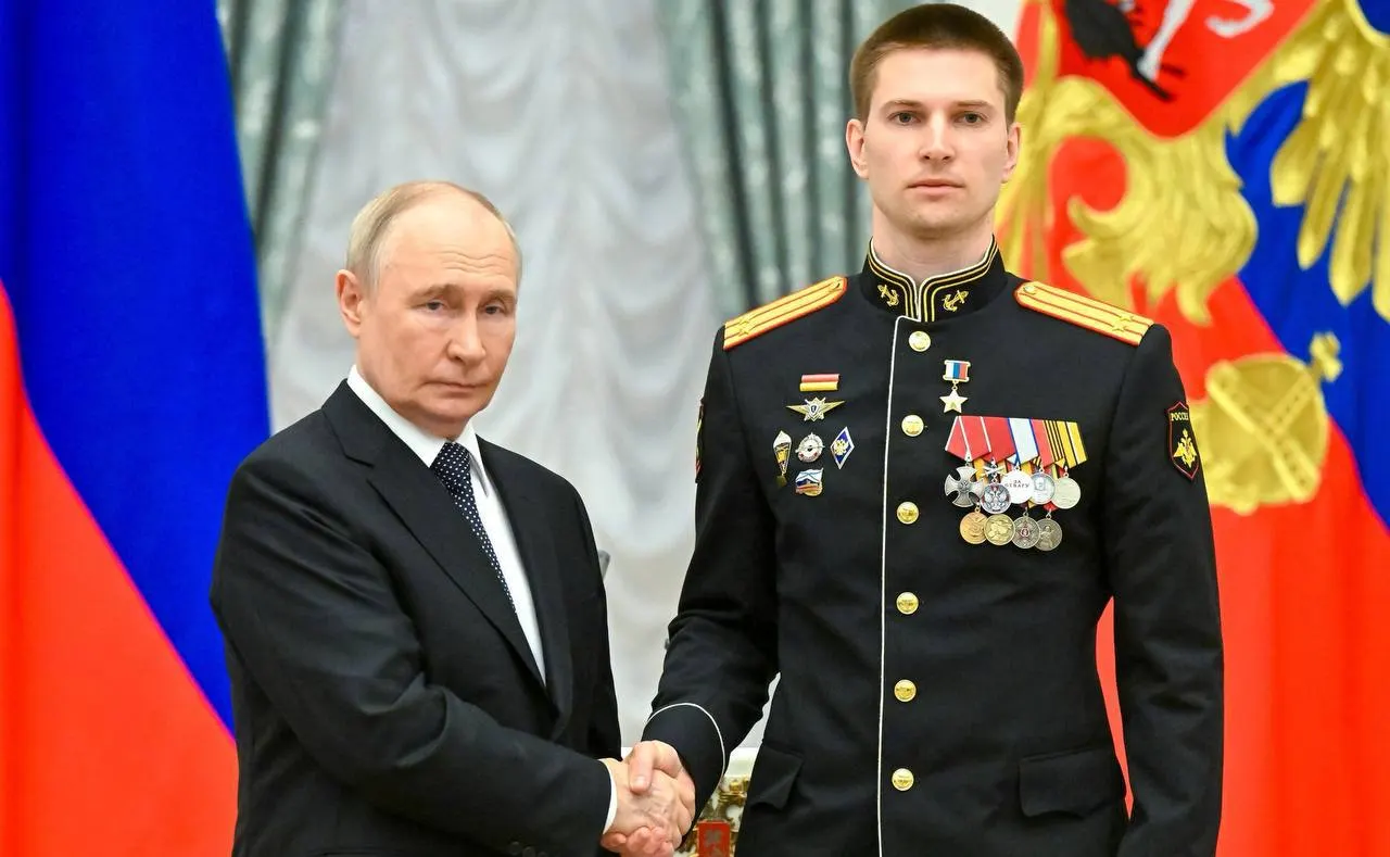Президент вручил медаль «Золотая Звезда» подполковнику из Сочи за мужество в ходе специальной военной операции. Берестовский дважды был ранен, лично уничтожил бронетехнику противника и участвовал в освобождении более 40 населённых пунктов.