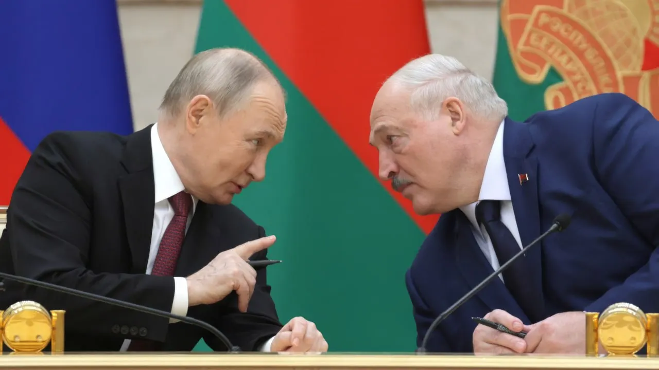 26 июня в резиденции на Валдае прошли закрытые переговоры между Владимиром Путиным и Александром Лукашенко. Официальные сообщения кратки — тема встречи связана с региональной безопасностью и взаимодействием в рамках Союзного государства, что совпало с обострением вокруг белорусско-украинской границы.