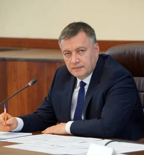 Губернатор Игорь Кобзев сообщил о мерах федерального штаба: отгрузки по договорам для независимых АЗС, приоритет северных поставок, возможность специального режима реализации для регионов с единичными сетями и работа с «Роснефтью» по наиболее проблемным территориям.