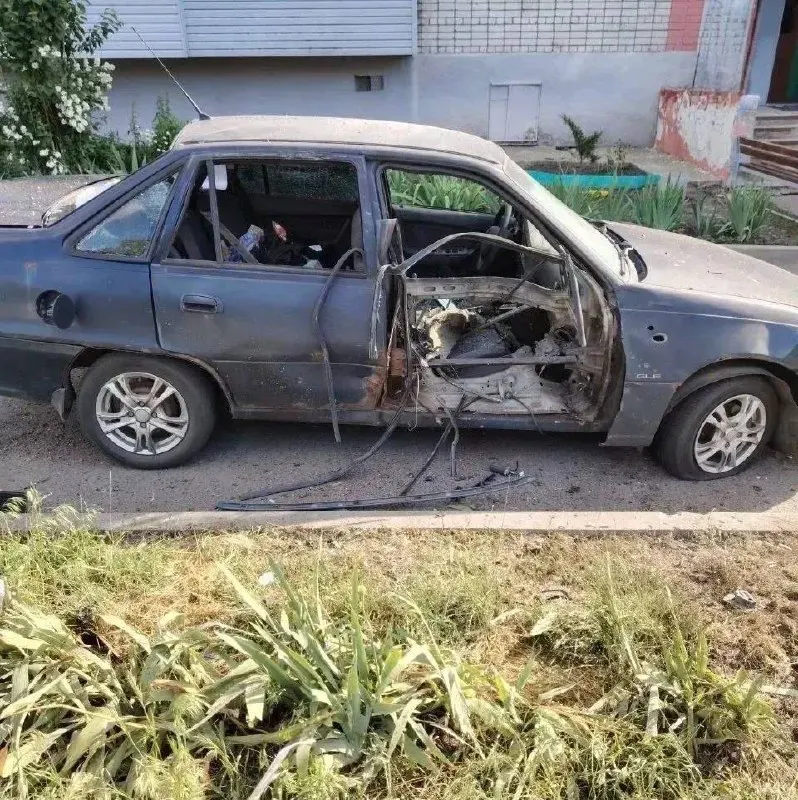Дроны нанесли удары по населённым пунктам в нескольких округах Белгородской области: повреждены дома, предприятия и транспорт, один боец получил осколочное ранение.