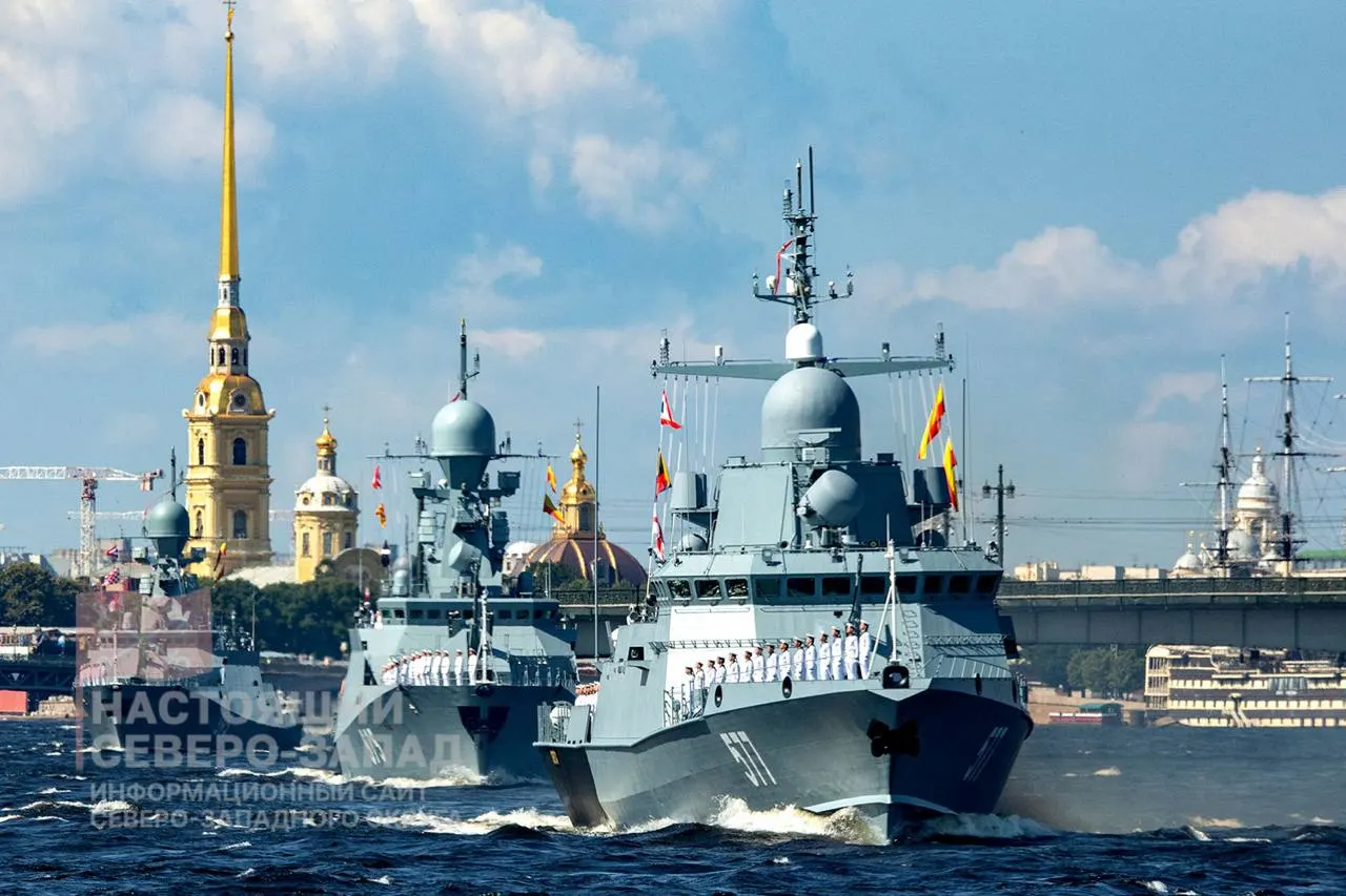 В Санкт-Петербурге не будут проводить главный военно‑морской парад ко Дню ВМФ — решение принято Минобороны. В последние годы празднование проходило в сокращённом формате.