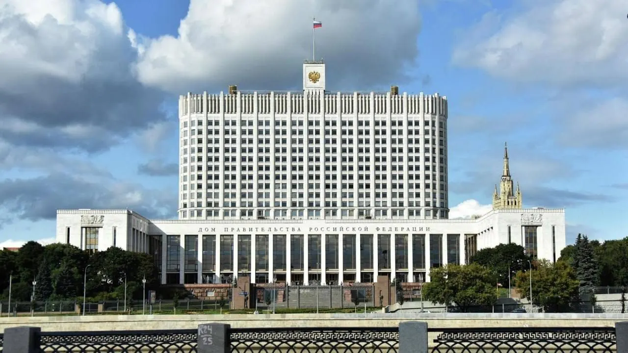 В Госдуму внесён законопроект о полной или частичной компенсации утильсбора для семей с тремя и более детьми, но в правительстве предупреждают о дополнительных расходах и отсутствии источников финансирования.