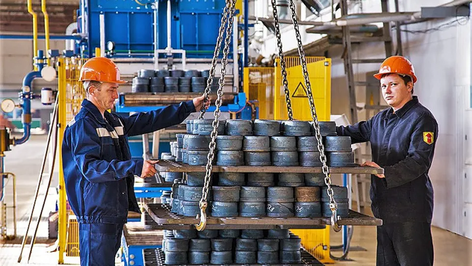 Лефортовский районный суд Москвы по иску Генпрокуратуры наложил арест на активы крупнейшего российского производителя подшипников — ЕПК и связанные с ней предприятия в нескольких регионах; в деле фигурируют экс‑депутат Олег Савченко и ряд предпринимателей.