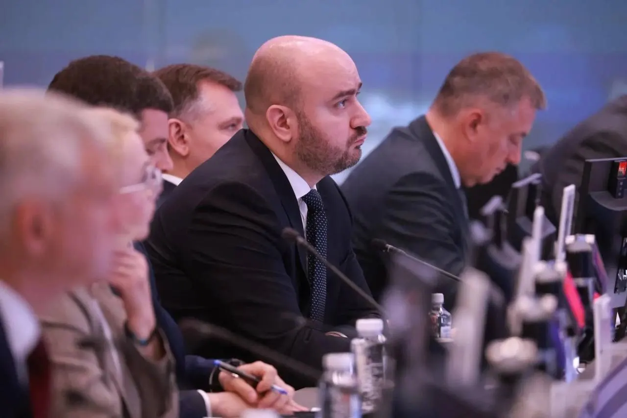 На совещании под руководством вице‑премьера обсуждали поставки топлива, мониторинг цен и координацию между федеральным центром, регионами и поставщиками. Для Самарской области бесперебойное снабжение критично из‑за развитого агропромышленного комплекса.
