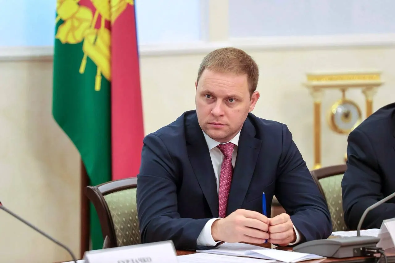 Швец, проработавший более десяти лет в органах власти Краснодарского края, назначен руководителем госкорпорации «Туризм РФ». Ранее он в течение пяти лет возглавлял Анапу и курировал инвестиции, развитие МСП, цифровизацию и туризм.