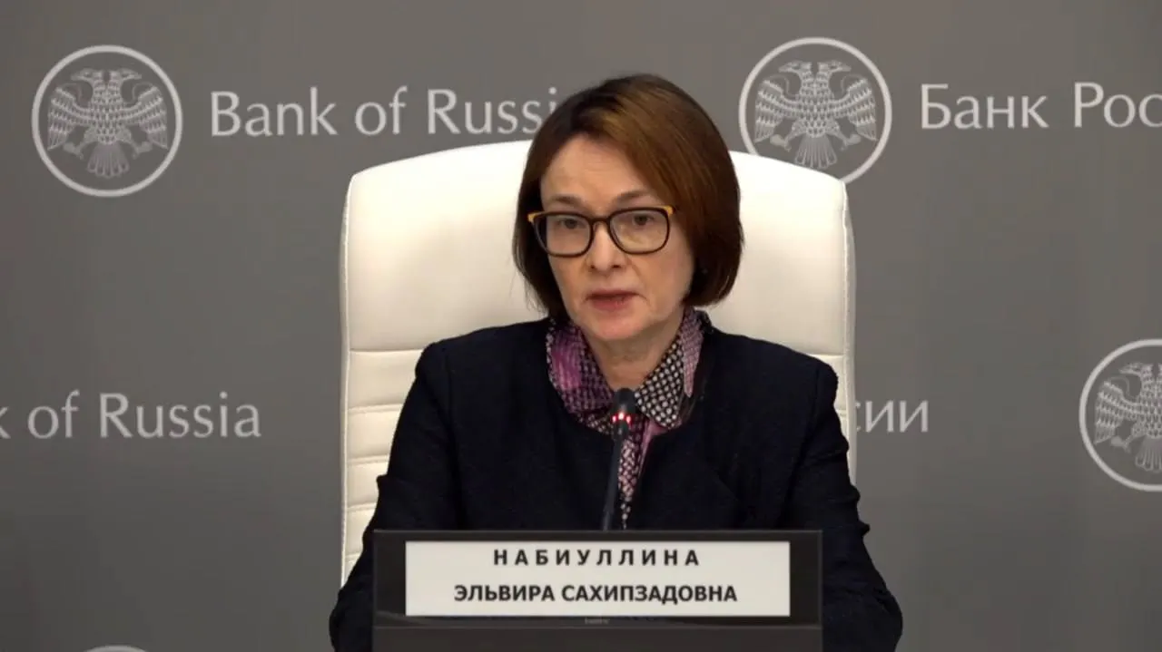 Глава Центробанка провела пресс‑конференцию, заявив, что пропуск мероприятий был связан с простудой и потерей голоса; регулятор снизил ключевую ставку до 14,25% годовых.